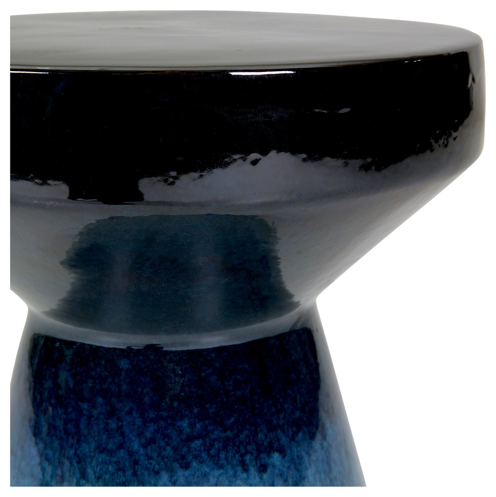 Nahaufnahme einer glänzenden, schwarz-blau glasierten Keramikvase mit schmalem Hals und breiter Öffnung, seitliche Perspektive vor weißem Hintergrund