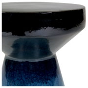Nahaufnahme einer glänzenden, schwarz-blau glasierten Keramikvase mit schmalem Hals und breiter Öffnung, seitliche Perspektive vor weißem Hintergrund