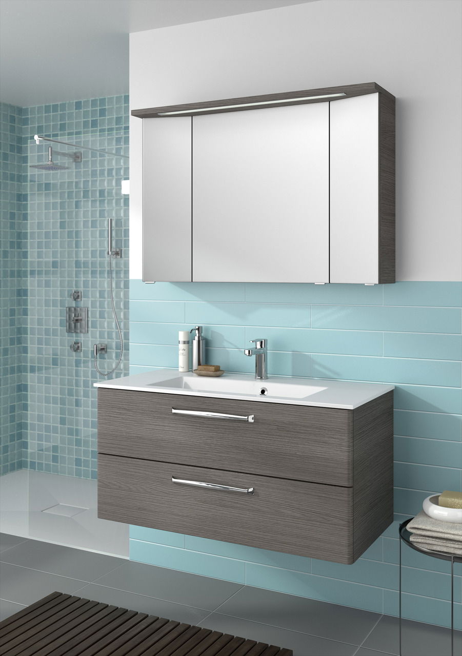 Moderner Badblock mit Waschbecken und Spiegel, seitliche Perspektive