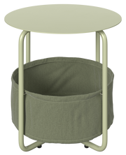 Moderner Beistelltisch mit rundem, hellgrünem Tischplatte und integriertem Stoffkorb, Frontalansicht.