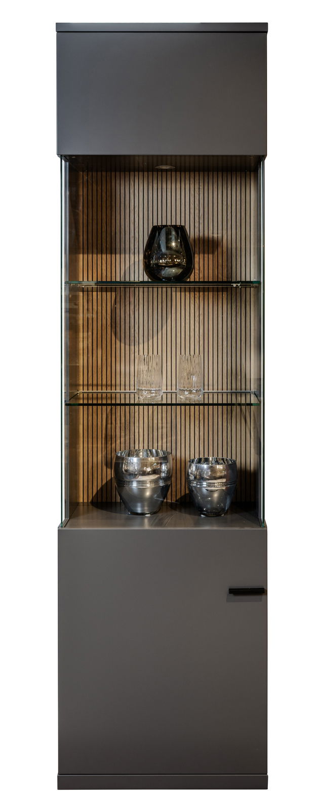 Moderne Vitrine mit Glasregalen und dekorativen Objekten, frontal betrachtet.