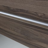 Nahaufnahme eines Waschtisch-Sets mit Holzoptik und silbernem Griff, seitliche Perspektive