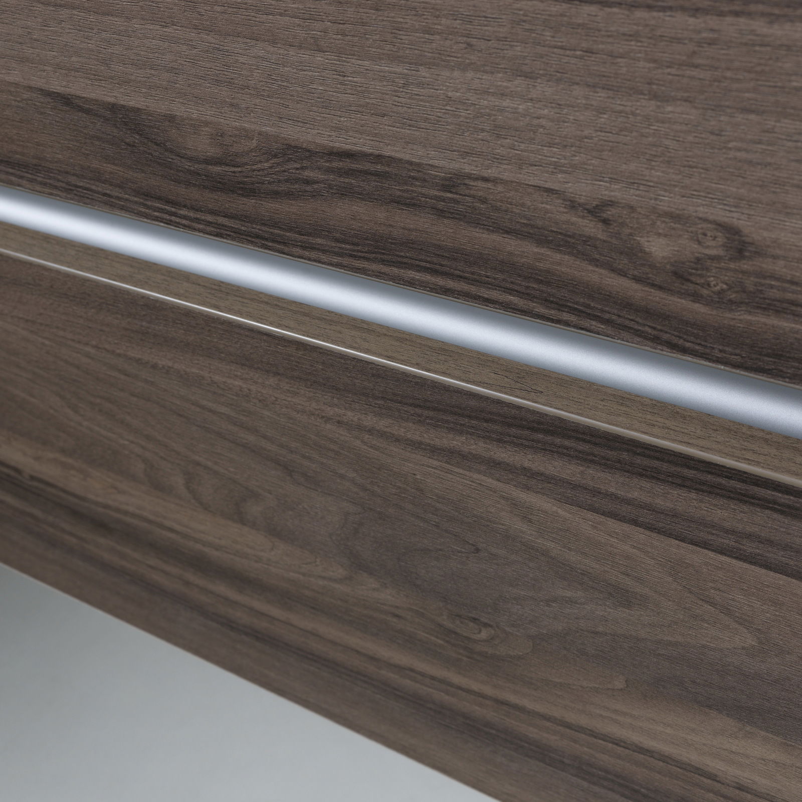 Nahaufnahme eines Waschtisch-Sets mit Holzoptik und silbernem Griff, seitliche Perspektive