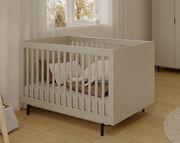 Modernes Kinderbett aus Holz in einem hellen Raum, seitliche Perspektive