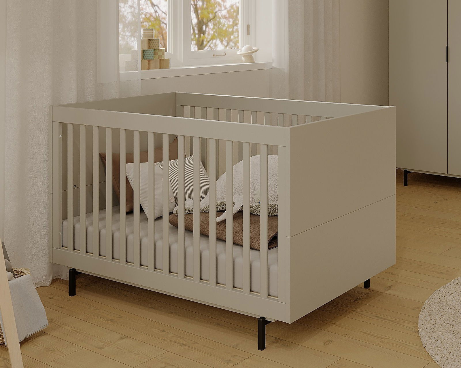 Modernes Kinderbett aus Holz in einem hellen Raum, seitliche Perspektive