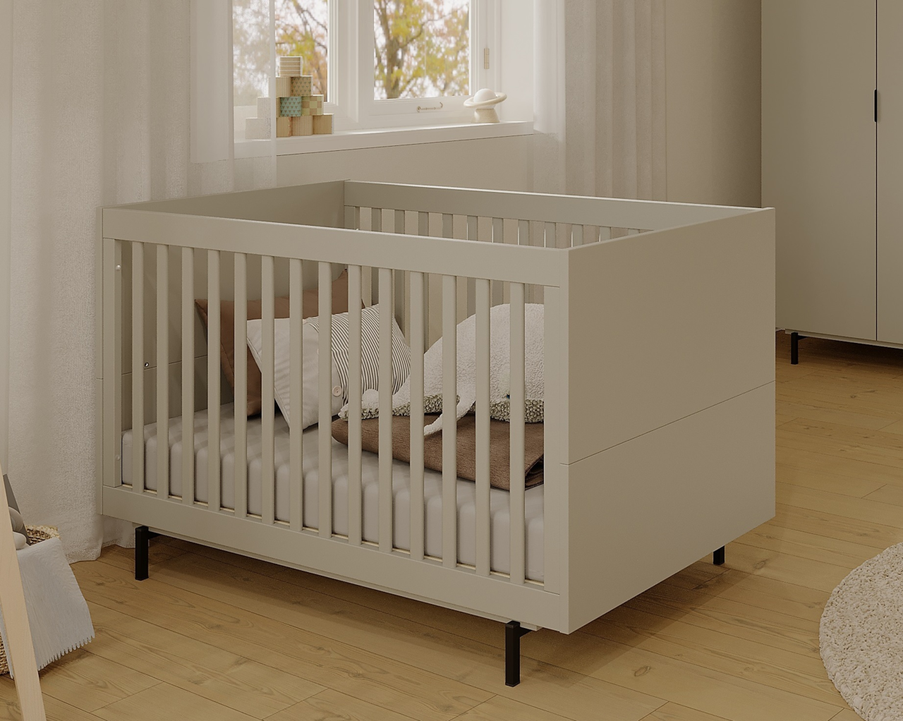 Modernes Kinderbett aus Holz in einem hellen Raum, seitliche Perspektive