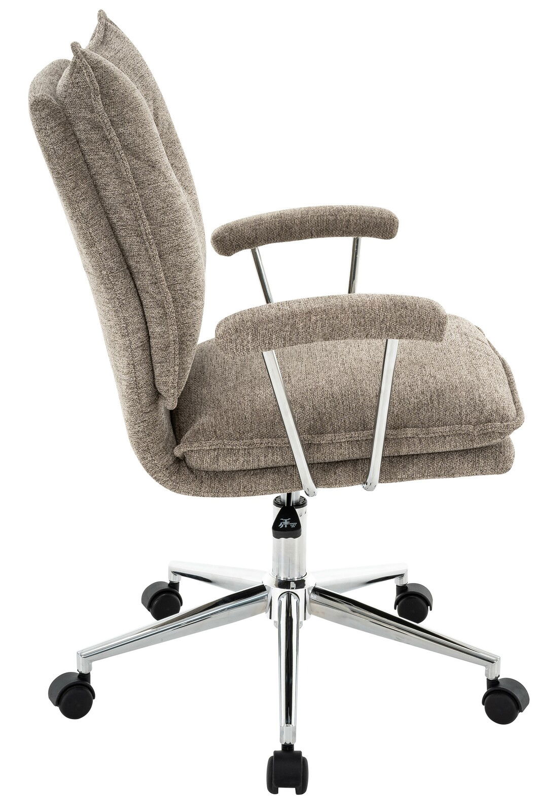 Seitenansicht eines Home Office Drehstuhls mit gepolstertem Stoffbezug und verchromtem Gestell auf Rollen.