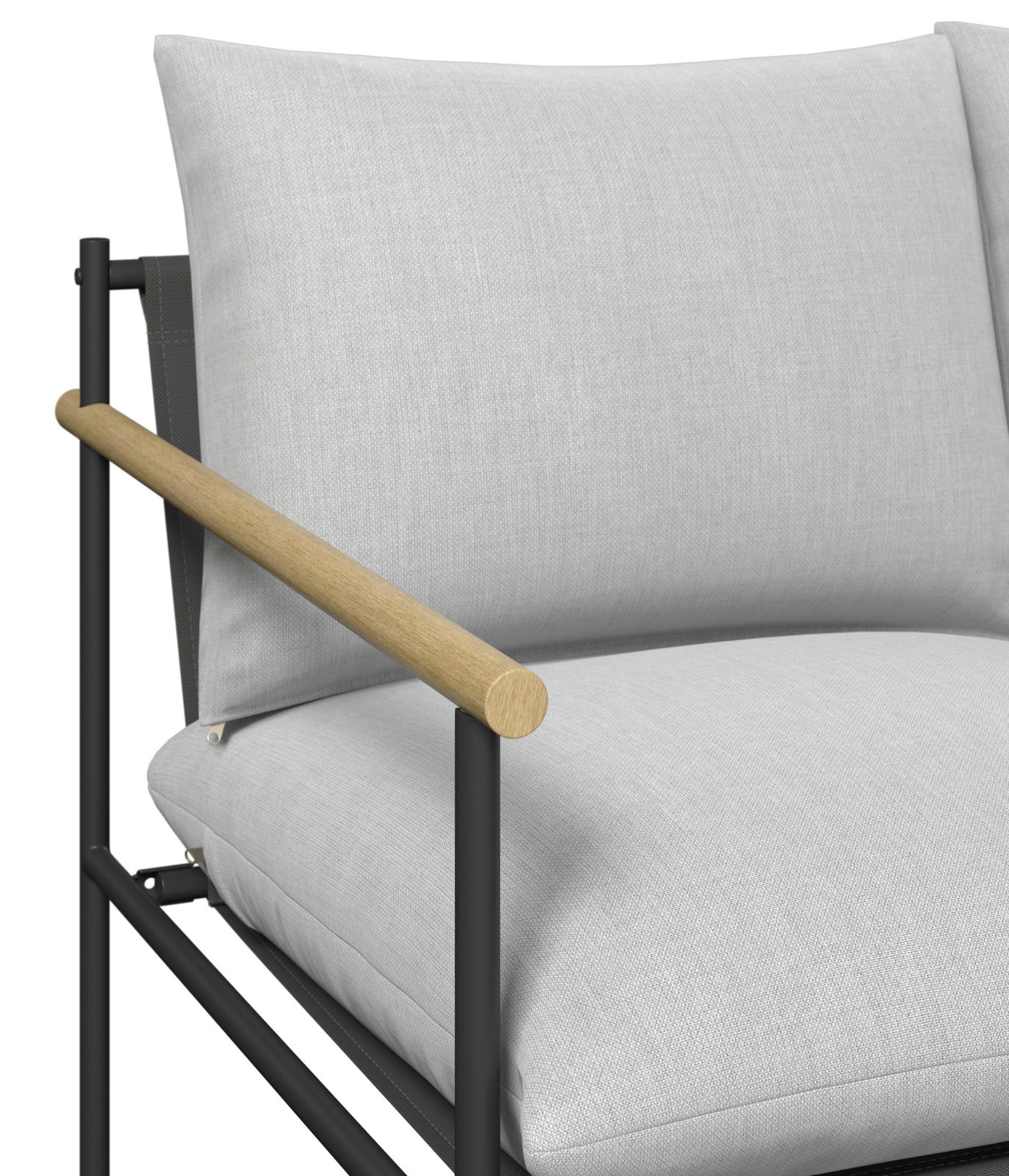 Nahaufnahme eines Gartenlounge-Sessels mit hellgrauen Kissen und einem Armlehnenrahmen aus Holz und Metall, seitliche Perspektive.