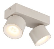 Beiger Deckenstrahler mit zwei schwenkbaren Spotköpfen und warmweiß leuchtenden LED-Lampen, schräg von unten in Nahaufnahme fotografiert