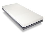 Seitliche Perspektive auf eine weiße Viskomatratze mit grauem Rand und strukturierter Oberfläche.