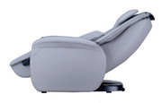 Zijaanzicht van een grijze massagestoel in liggende stand.