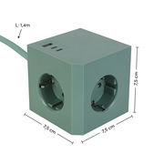 Grüner Steckdosenwürfel mit drei Steckdosen und zwei USB-Anschlüssen, Kabel 1,4 m lang, aus schräger Perspektive.