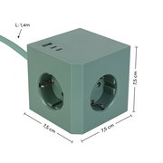 Grüner Steckdosenwürfel mit drei Steckdosen und zwei USB-Anschlüssen, Kabel 1,4 m lang, aus schräger Perspektive.