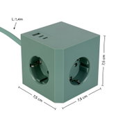 Groene stekkerdoos met drie stopcontacten en twee USB-aansluitingen, kabel van 1,4 m lang, vanuit een schuin perspectief.
