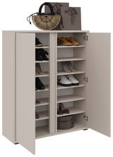 Schuhschrank mit offenen Türen, gefüllt mit verschiedenen Schuhen, aus der Frontalperspektive fotografiert. Oben auf dem Schrank befinden sich eine Tasche und Einkaufstüten.