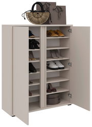 Schuhschrank mit offenen Türen, gefüllt mit verschiedenen Schuhen, aus der Frontalperspektive fotografiert. Oben auf dem Schrank befinden sich eine Tasche und Einkaufstüten.