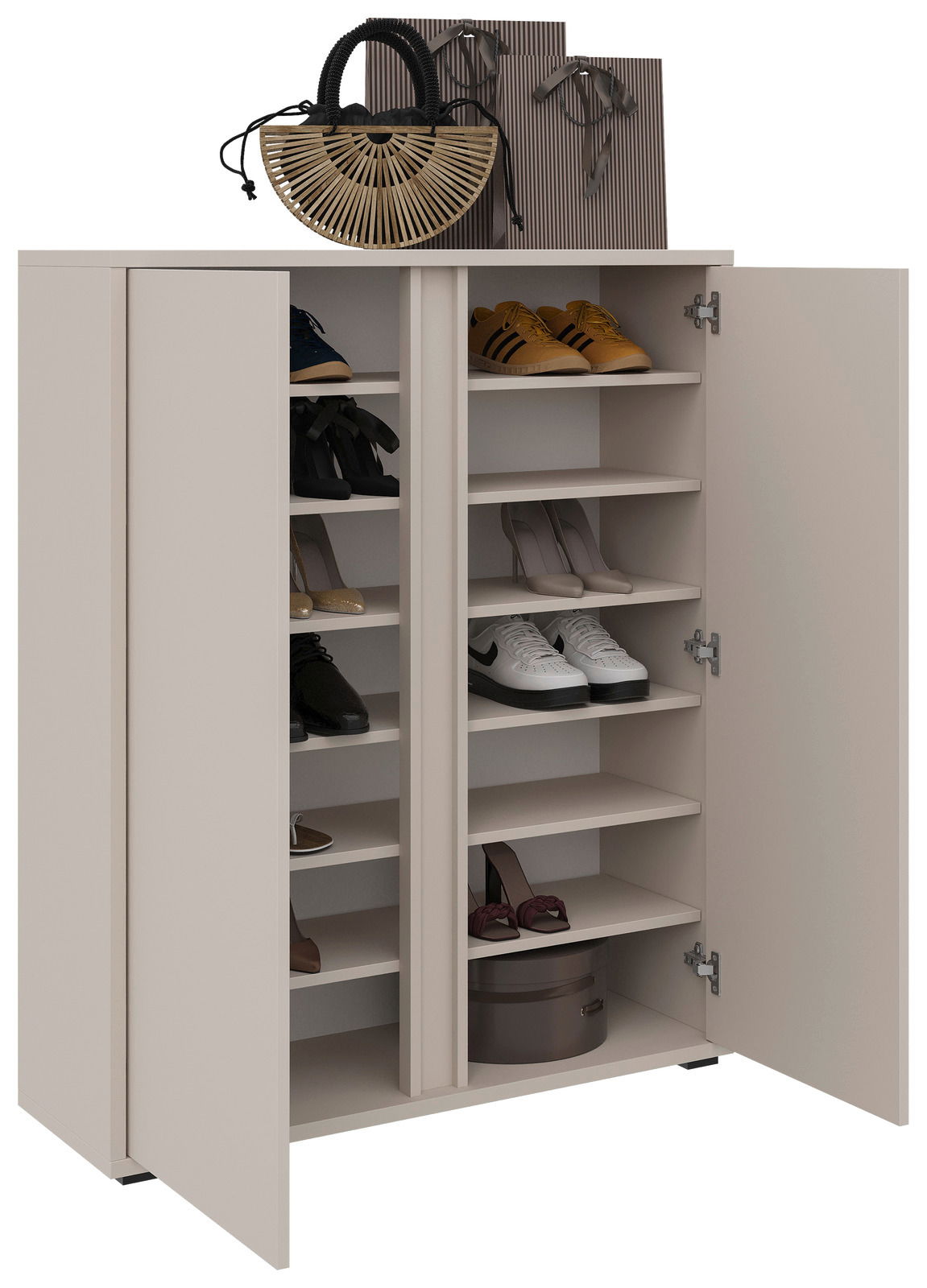 Schuhschrank mit offenen Türen, gefüllt mit verschiedenen Schuhen, aus der Frontalperspektive fotografiert. Oben auf dem Schrank befinden sich eine Tasche und Einkaufstüten.