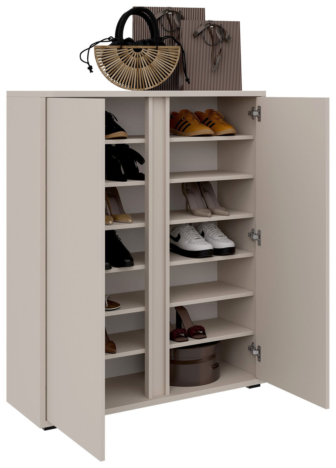 Schuhschrank mit offenen Türen, gefüllt mit verschiedenen Schuhen, aus der Frontalperspektive fotografiert. Oben auf dem Schrank befinden sich eine Tasche und Einkaufstüten.