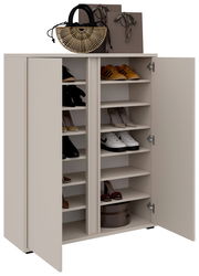 Schuhschrank mit offenen Türen, gefüllt mit verschiedenen Schuhen, aus der Frontalperspektive fotografiert. Oben auf dem Schrank befinden sich eine Tasche und Einkaufstüten.