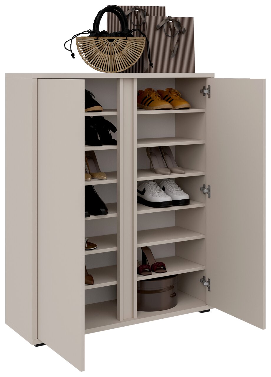 Schuhschrank mit offenen Türen, gefüllt mit verschiedenen Schuhen, aus der Frontalperspektive fotografiert. Oben auf dem Schrank befinden sich eine Tasche und Einkaufstüten.