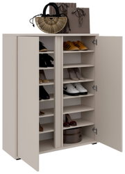 Schuhschrank mit offenen Türen, gefüllt mit verschiedenen Schuhen, aus der Frontalperspektive fotografiert. Oben auf dem Schrank befinden sich eine Tasche und Einkaufstüten.