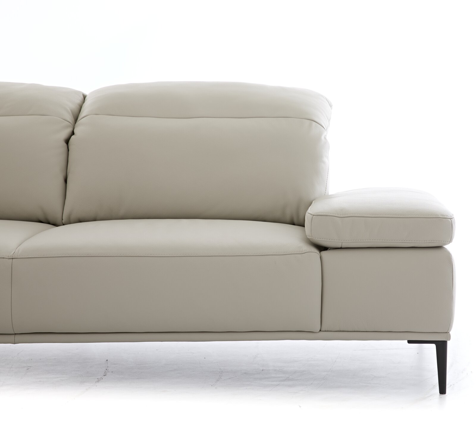 Beige leren bank met chaise longue, zijaanzicht
