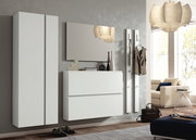 Modernes Garderobenset in Weiß mit Hängeschrank, Spiegel und Kleiderhaken, seitliche Perspektive.