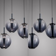 Moderne LED-Pendelleuchte mit kugelförmigen, rauchgrauen Glasschirmen, aus seitlicher Perspektive fotografiert.