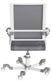 Rückansicht eines modernen Bürostuhls mit grauem Netzrücken und weißen Armlehnen, auf Rollen.
