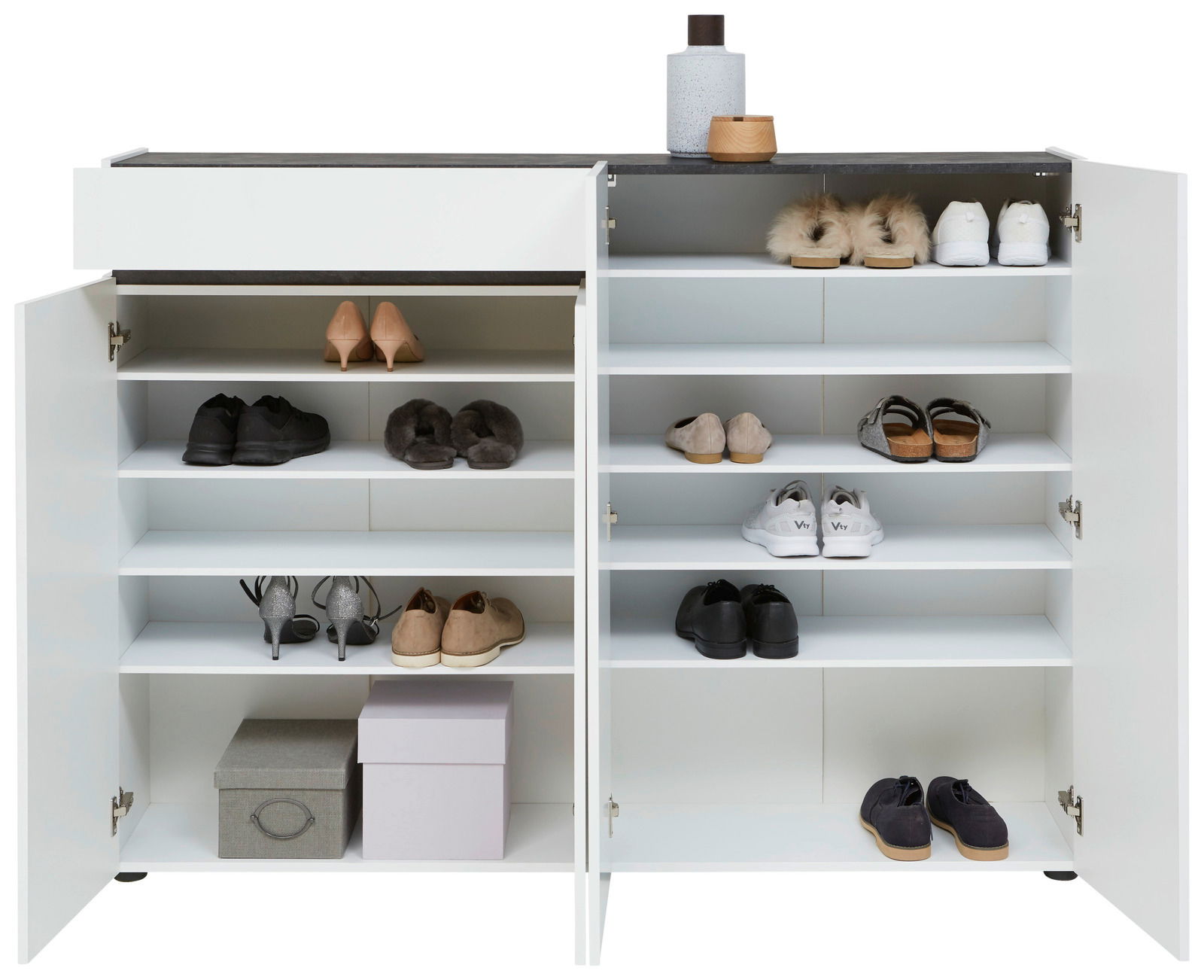 XXL-Schuhschrank mit vier Türen und einer Schublade, gefüllt mit verschiedenen Schuhen, aus der frontalen Perspektive betrachtet.