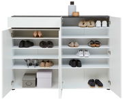 XXL-Schuhschrank mit vier Türen und einer Schublade, gefüllt mit verschiedenen Schuhen, aus der frontalen Perspektive betrachtet.