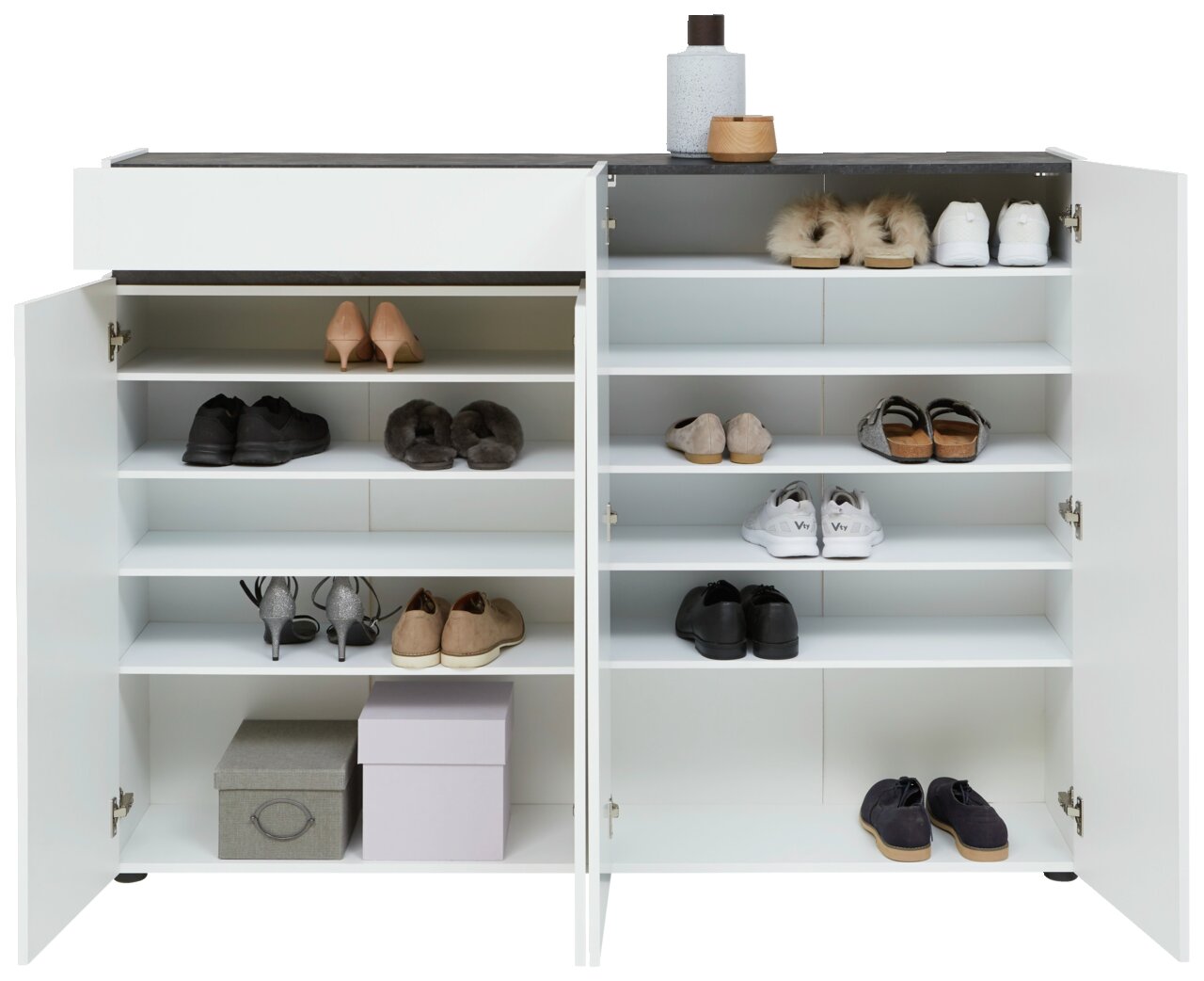 XXL-Schuhschrank mit vier Türen und einer Schublade, gefüllt mit verschiedenen Schuhen, aus der frontalen Perspektive betrachtet.