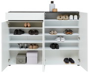 XXL-Schuhschrank mit vier Türen und einer Schublade, gefüllt mit verschiedenen Schuhen, aus der frontalen Perspektive betrachtet.