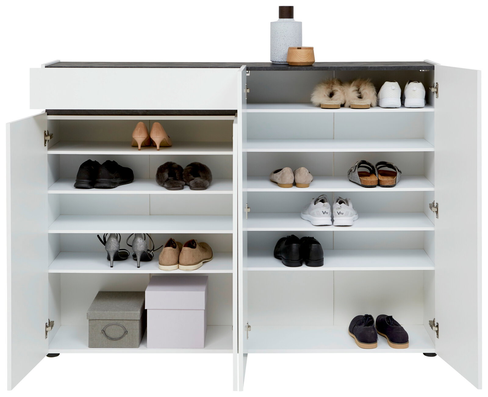 XXL-Schuhschrank mit vier Türen und einer Schublade, gefüllt mit verschiedenen Schuhen, aus der frontalen Perspektive betrachtet.