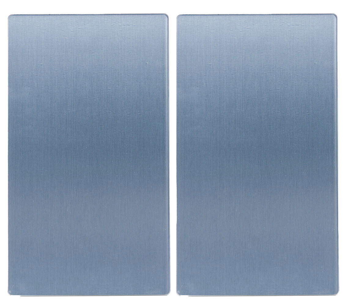 Zwei rechteckige Glasschneideplatten in blauer Farbe, nebeneinander liegend, aus der Vogelperspektive fotografiert.