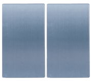 Zwei rechteckige Glasschneideplatten in blauer Farbe, nebeneinander liegend, aus der Vogelperspektive fotografiert.