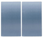 Zwei rechteckige Glasschneideplatten in blauer Farbe, nebeneinander liegend, aus der Vogelperspektive fotografiert.