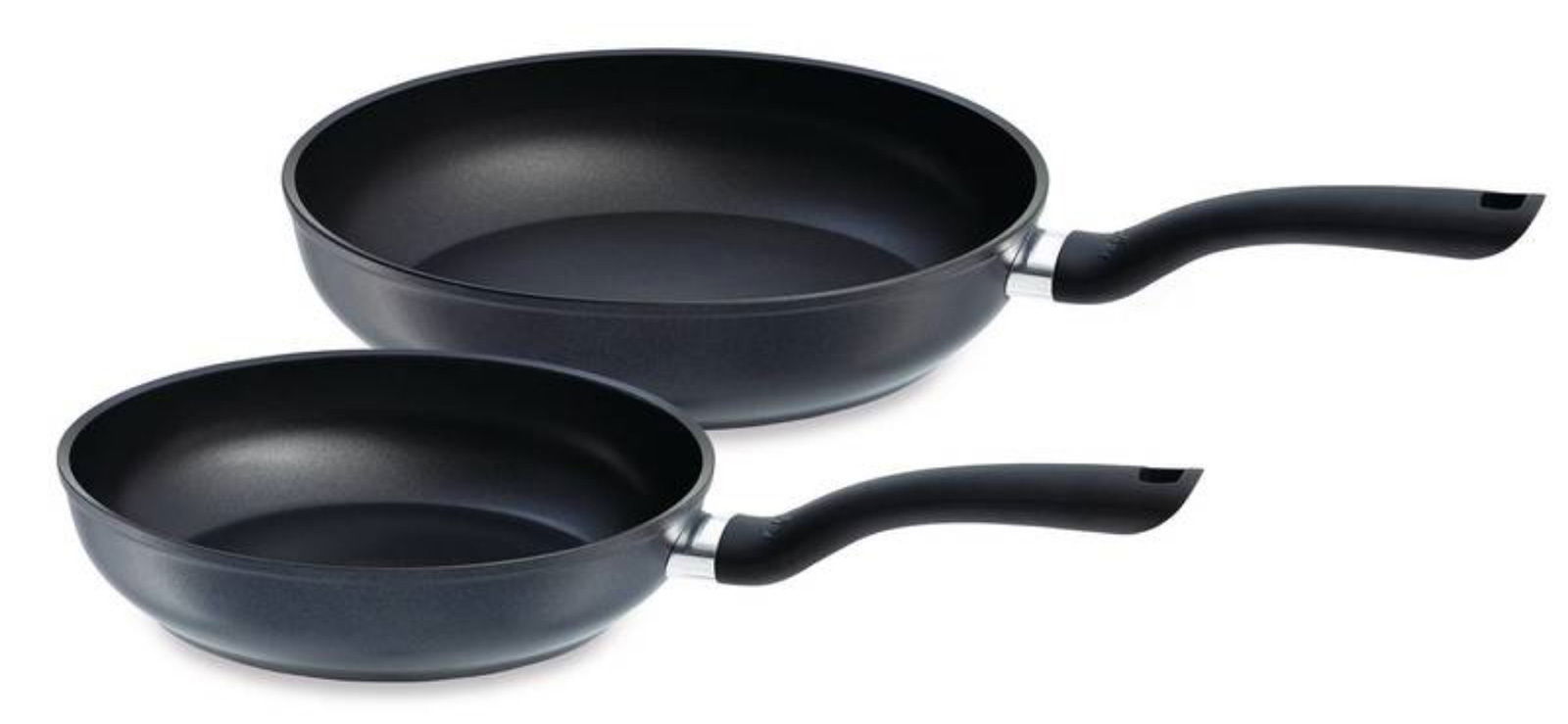 Zweiteiliges Pfannenset CENIT in schwarzer Farbe, seitliche Perspektive.