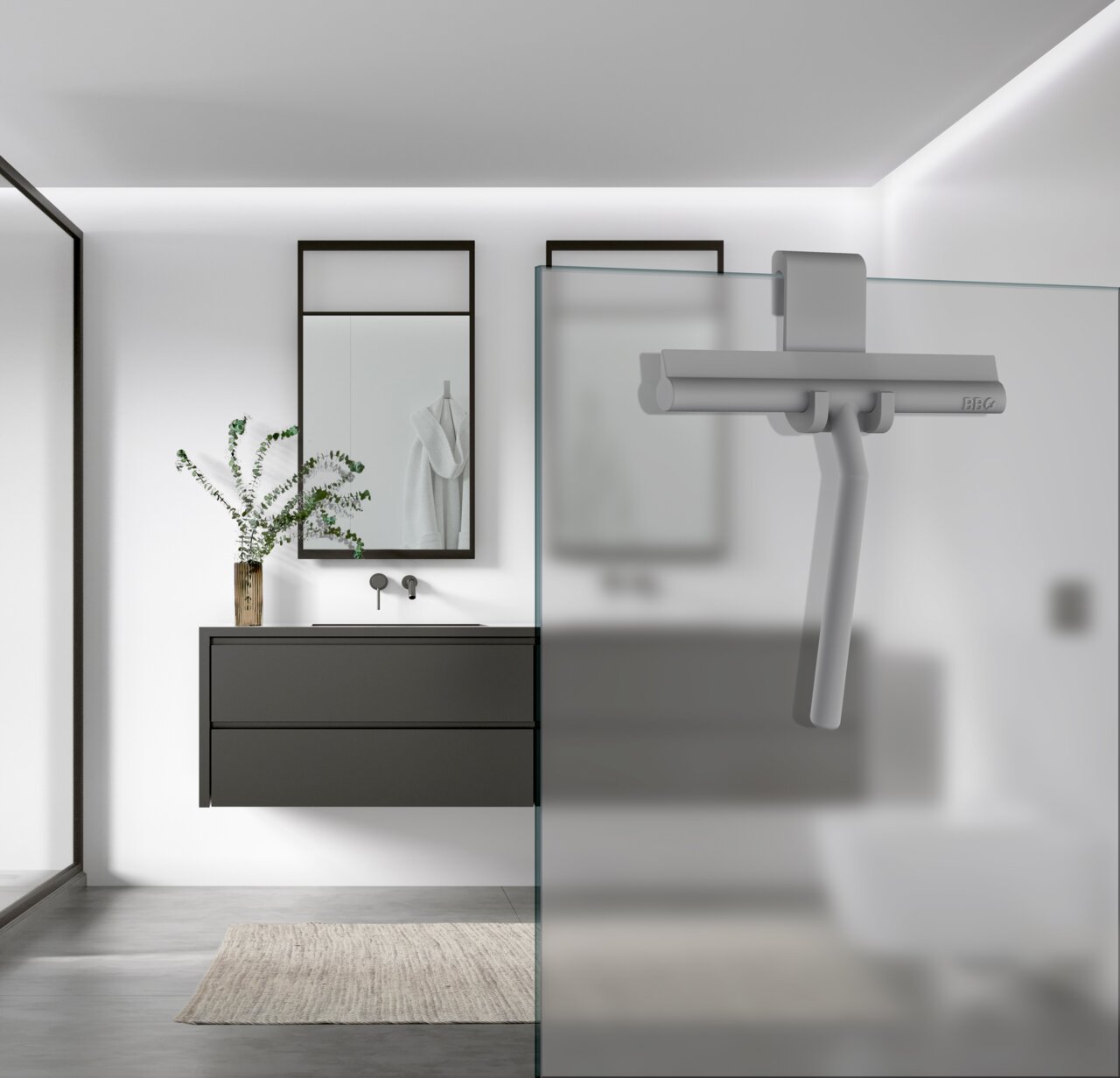 Grauer Duschabzieher aus Silikon, an einer Glasduschwand hängend, in einem modernen Badezimmer mit minimalistischer Einrichtung. Perspektive von der Seite.