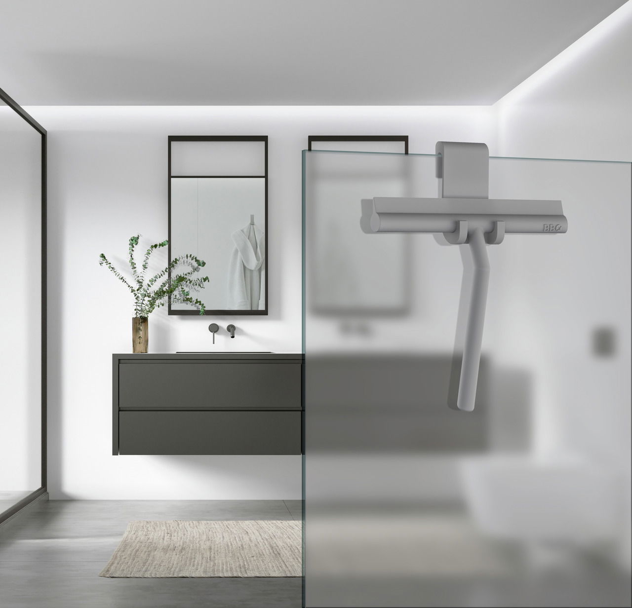 Grauer Duschabzieher aus Silikon, an einer Glasduschwand hängend, in einem modernen Badezimmer mit minimalistischer Einrichtung. Perspektive von der Seite.