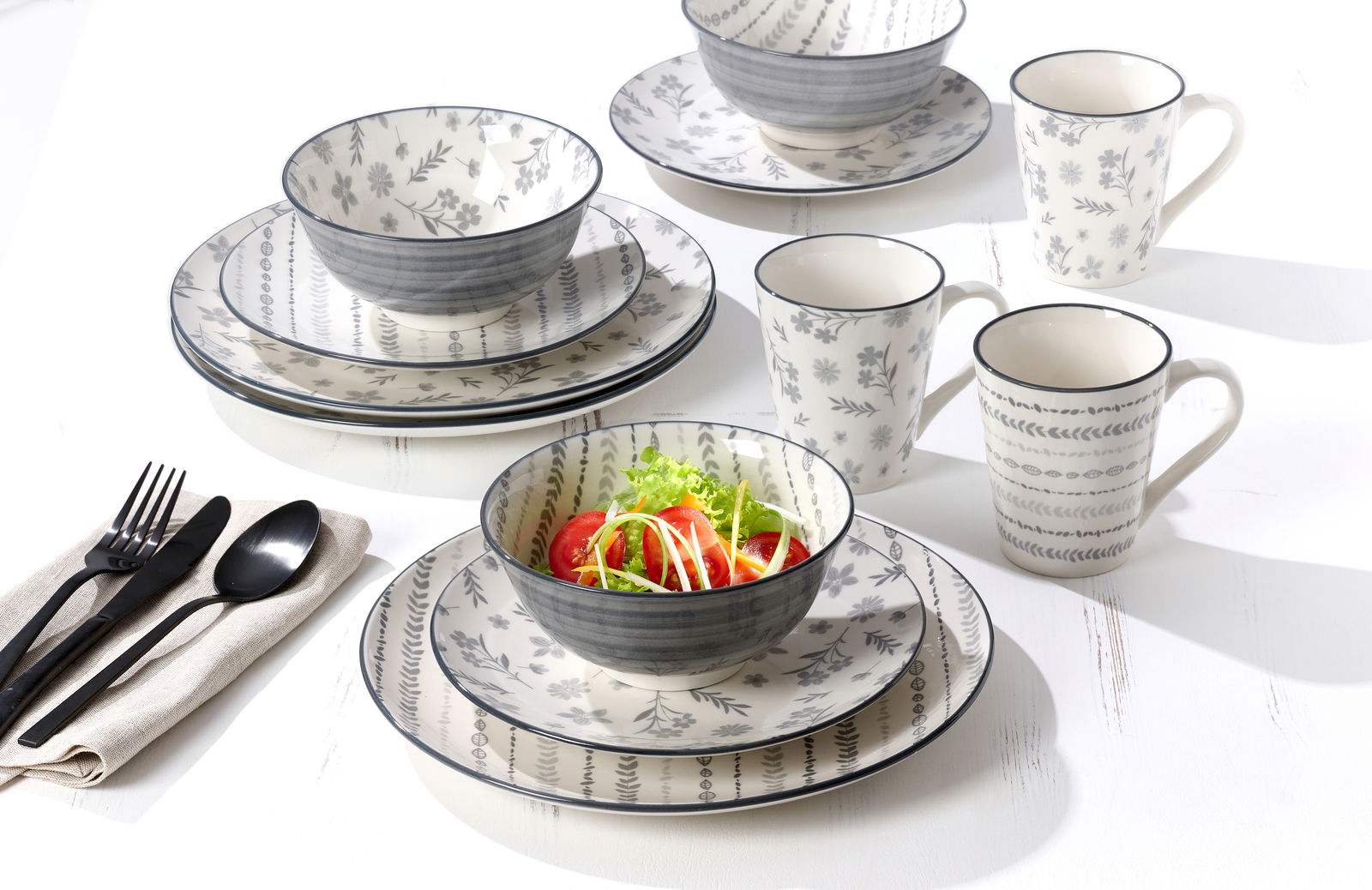 Kombiset 16-teilig Sendai mit floralem Muster, bestehend aus Tellern, Schalen und Tassen, aus der Vogelperspektive fotografiert.