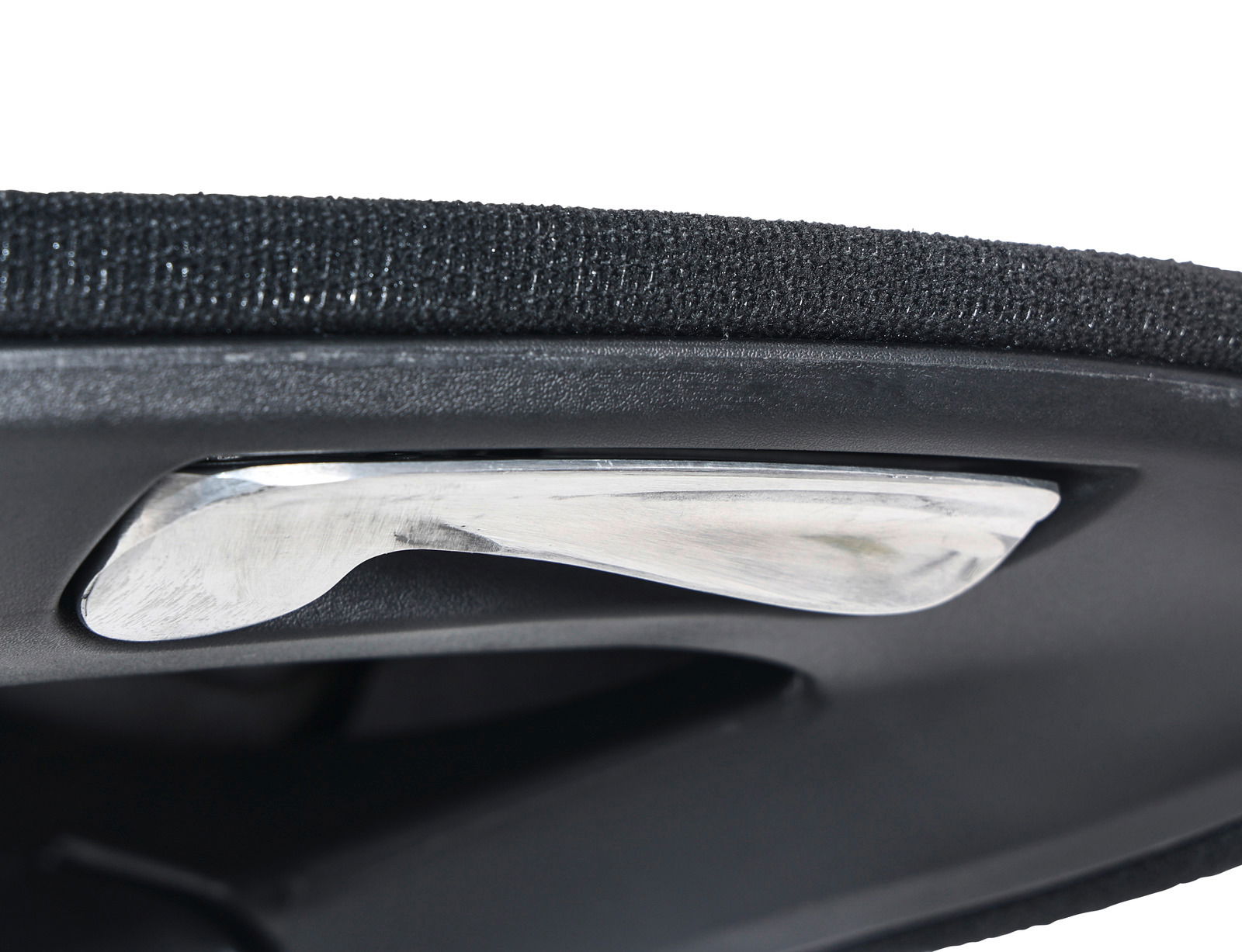 Nahaufnahme eines verchromten Hebels an einem Drehstuhl, seitliche Perspektive.