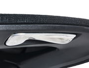 Nahaufnahme eines verchromten Hebels an einem Drehstuhl, seitliche Perspektive.