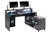 Moderner Gaming-Schreibtisch mit zwei Monitoren, Lautsprechern, Kopfhörern und einem PC-Gehäuse. Der Schreibtisch bietet viel Stauraum mit Schubladen und Regalen. Perspektive: Frontalansicht.