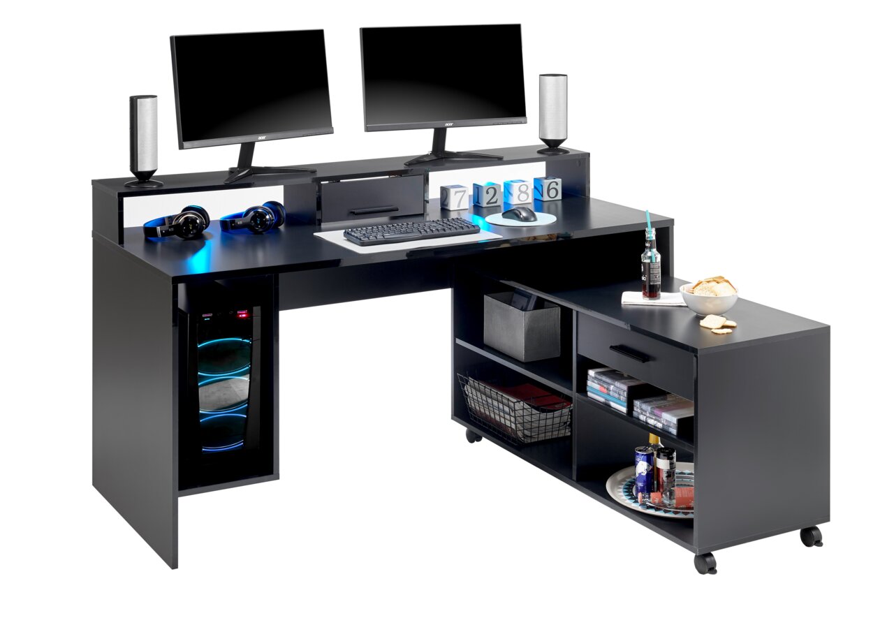 Moderner Gaming-Schreibtisch mit zwei Monitoren, Lautsprechern, Kopfhörern und einem PC-Gehäuse. Der Schreibtisch bietet viel Stauraum mit Schubladen und Regalen. Perspektive: Frontalansicht.