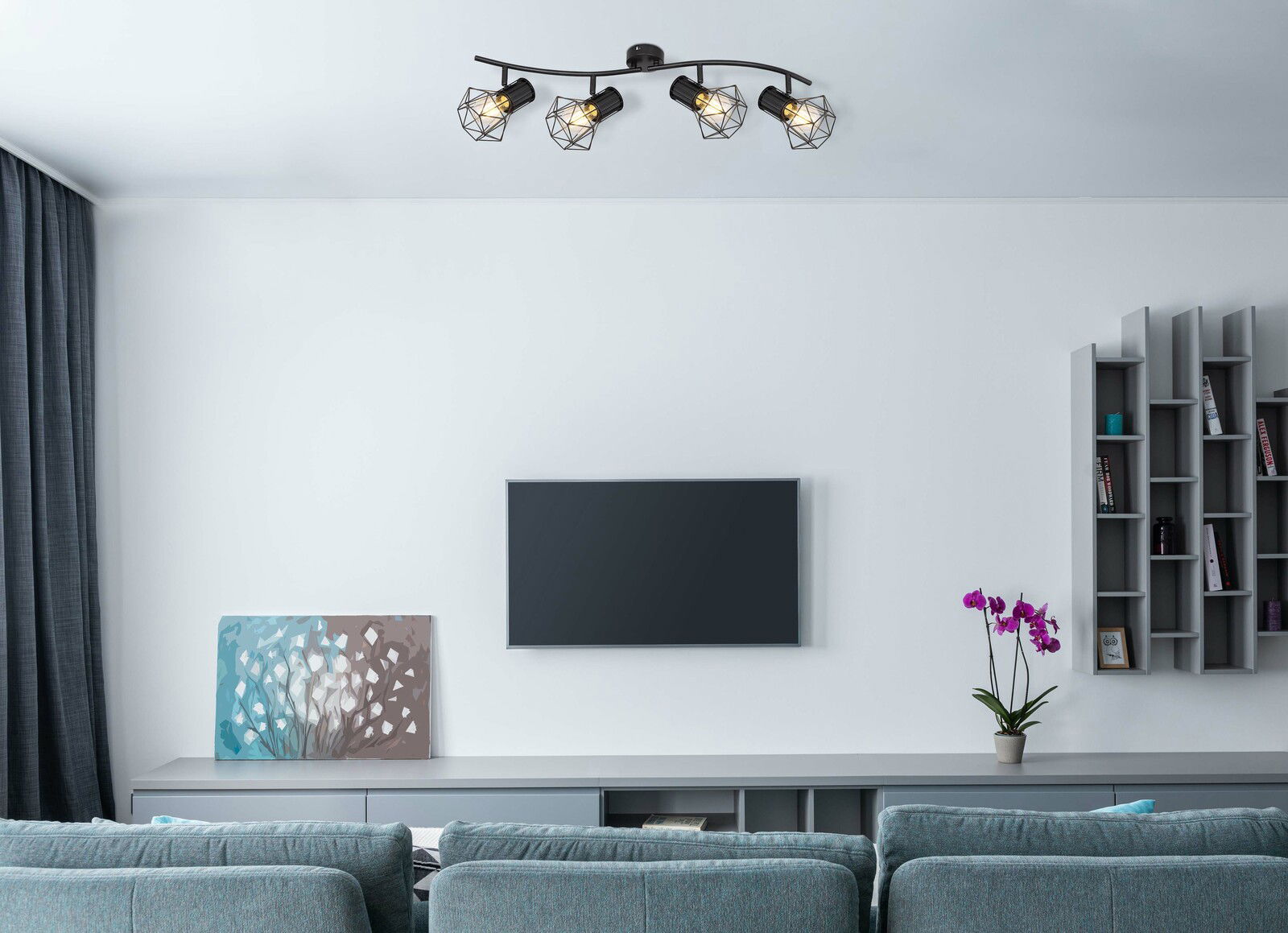 Globo Lighting Stahler 4-flg. PRISKA Deckenstrahler aus schwarzem Metall mit vier geometrischen Lampenschirmen, montiert an einer geschwungenen Halterung, in einem modernen Wohnzimmer von unten betrachtet.