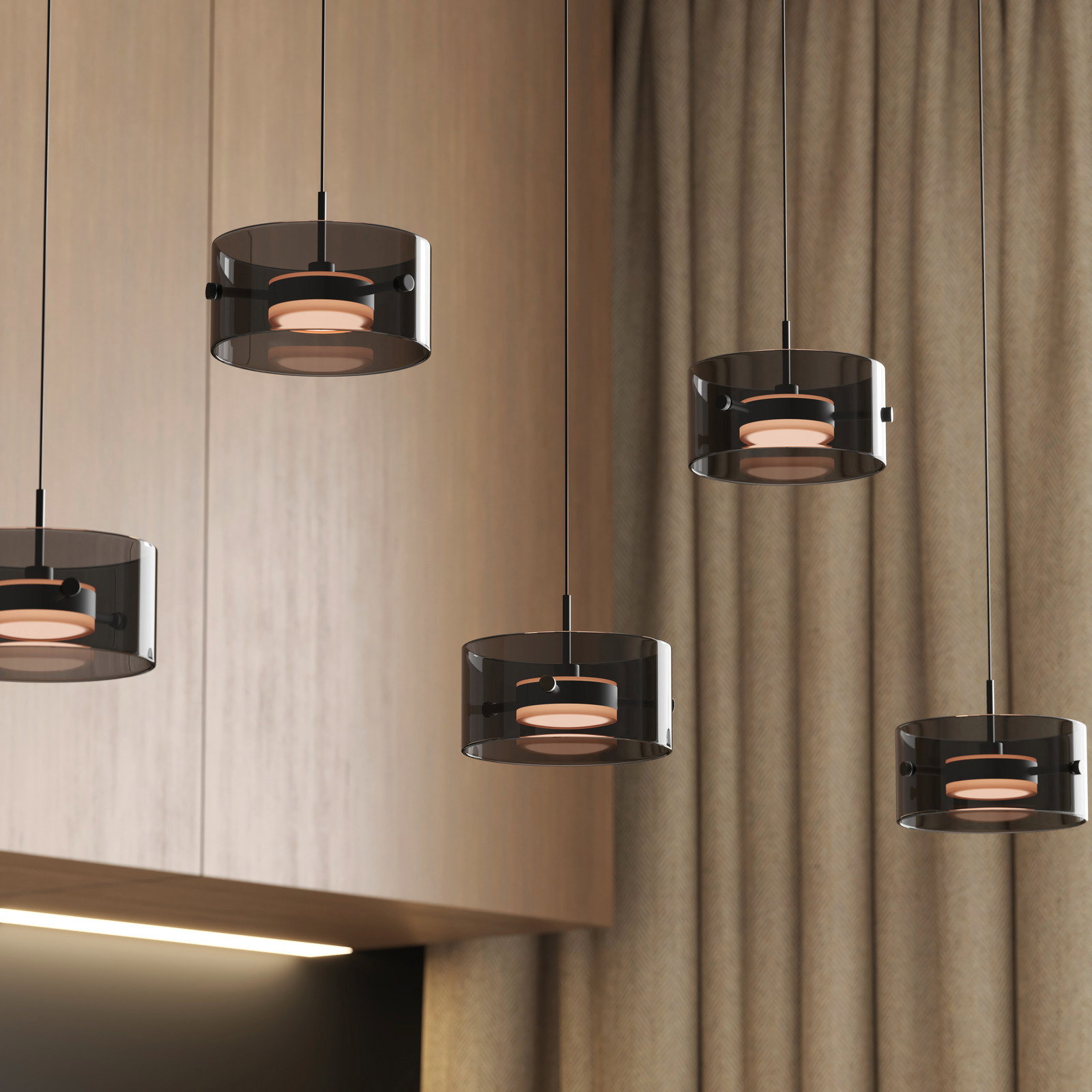 Moderne LED-Hängeleuchte mit schwarzem, zylindrischem Schirm, aus der Perspektive von unten betrachtet, vor einem Hintergrund aus Holz und Vorhängen.