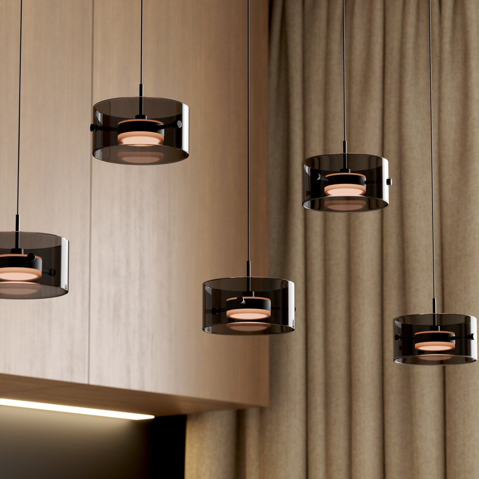 Moderne LED-Hängeleuchte mit schwarzem, zylindrischem Schirm, aus der Perspektive von unten betrachtet, vor einem Hintergrund aus Holz und Vorhängen.