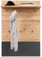 Garderobenpaneel aus Holz mit Haken und Ablage, frontal fotografiert. Auf der Ablage liegen ein Hut und gefaltete Kleidung, an einem Haken hängt ein gemustertes Tuch.