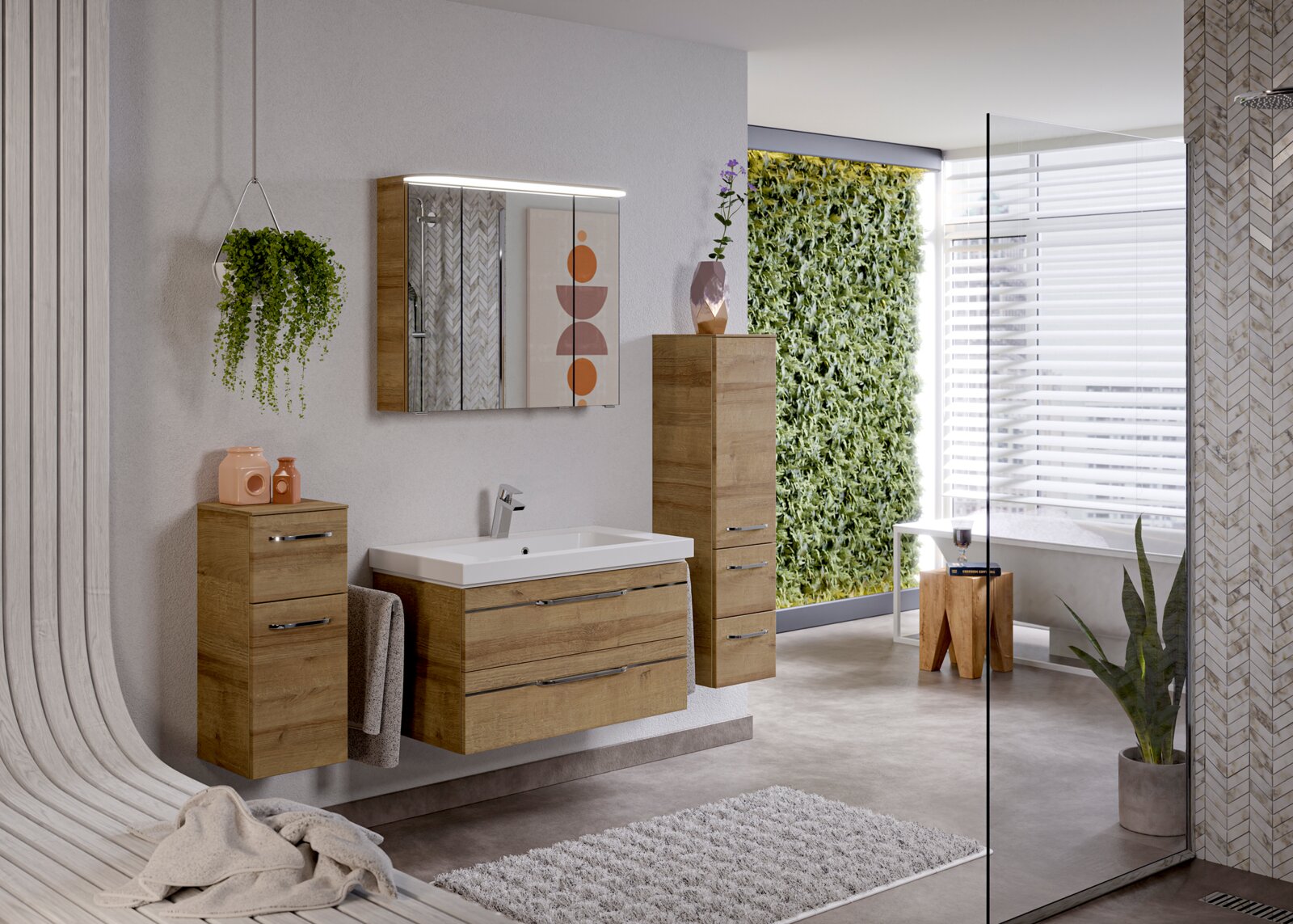 Moderne Badezimmermöbel in Holzoptik mit Waschbecken, Spiegel und Schränken, seitliche Perspektive.